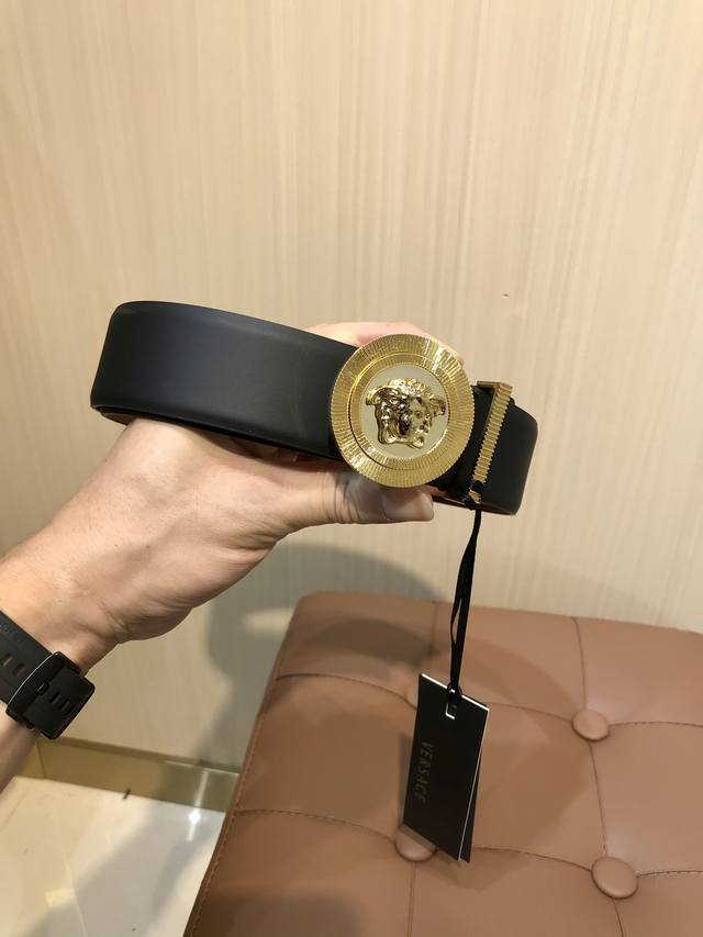 配送专柜包装 打孔针 专柜同款、实拍专柜官网,支持Nfc尺寸:38Mm,原版立体人头扣 美人头,极富设计美感 ,双面采用进口原版小牛皮,清晰美观,皮质软,手感舒 配送专柜包装 打孔针 专柜同款、实拍专柜官网,支持Nfc尺寸:38Mm,原版立体人头扣 美人头,极富设计美感 ,双面采用进口原版小牛皮,清晰美观,皮质软,手感舒