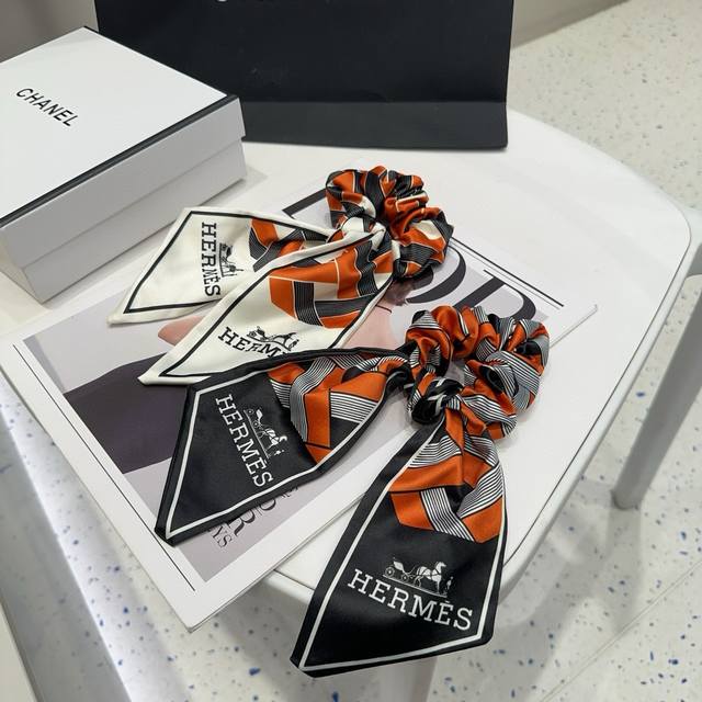 Comes with packaging box. Hermes new H hair tie, simple, practical, stylish and