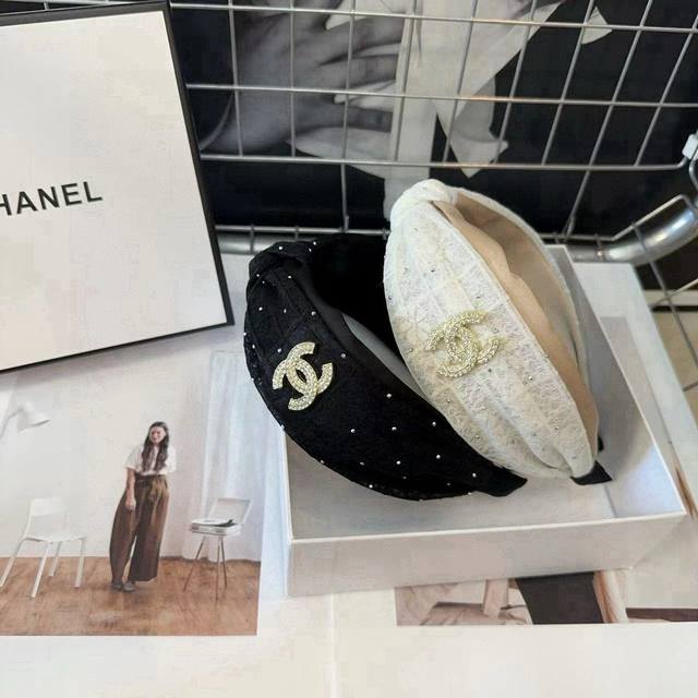 Comes with packaging box Chanel's latest mini headband, super pretty! Exudes ele