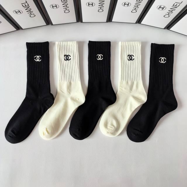 Specially packaged Chanel new embroidered mid-length slouch socks! Five pairs pe Specially packaged Chanel new embroidered mid-length slouch socks! Five pairs pe
