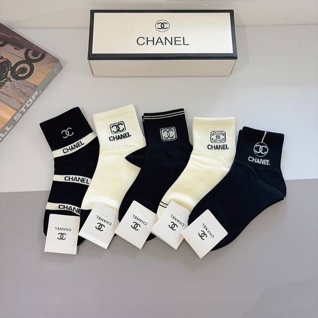 配包装 一盒5双 Chanel 香奈儿经典中筒袜子纯棉材质、经典双C图案Logo，专柜同步袜子大牌出街！