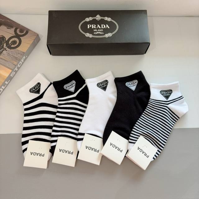 配包装 一盒5双 Prada 普拉达 新款袜子，纯棉面料，经典三角标Logo 个性时尚百搭款，你值得拥有哦
