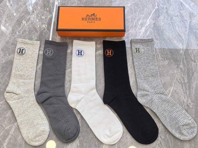特 配专柜包装 Hermes 爱马仕 新款中长款堆堆袜袜子！一盒五双，专柜同步筒袜袜子，大牌出街，潮人必备超好搭