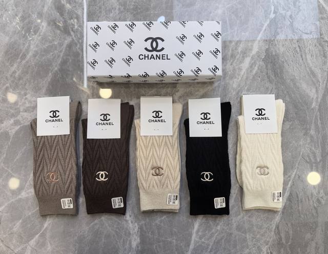 特 配包装 Chanel 香奈儿 新款羊绒刺绣中长款堆堆袜袜子！一盒五双， 专柜同步筒款袜子，大牌出街，潮人必备超好搭