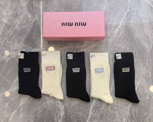 特 配包装 Miumiu 缪缪 新款羊绒刺绣中长款堆堆袜袜子！一盒五双， 专柜同步筒款袜子，大牌出街，潮人必备超好搭