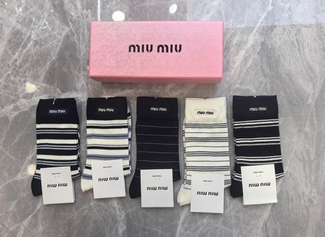 特 配包装 Miumiu 缪缪 新款刺绣中长款堆堆袜袜子！一盒五双， 专柜同步筒款袜子，大牌出街，潮人必备超好搭