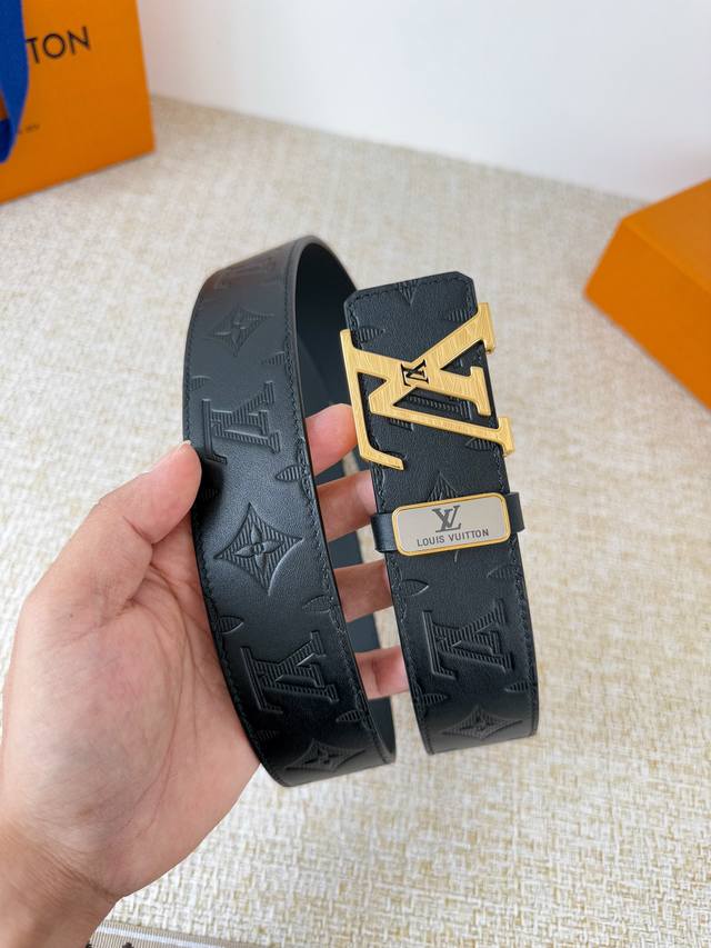 品名： Lv..路易..威登腰带皮带原单 型号：挂扣，经典纯钢材质挂扣，头层牛皮，图片实物拍摄 材料：头层牛皮，挂扣系列，纯钢材质扣头，钯镀电镀工艺永不掉色。原