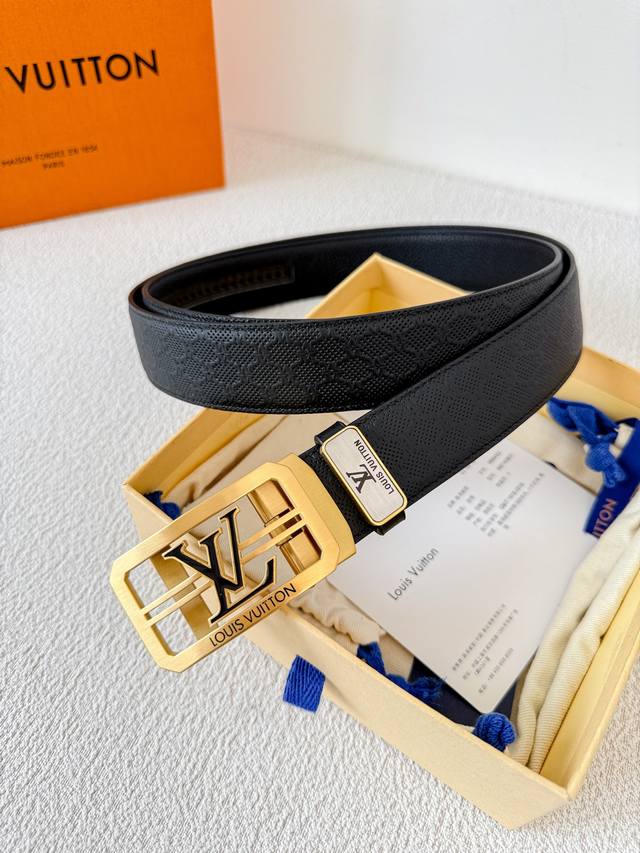 品名:Lv..路易..威登 腰带原单自动带 皮带 型号:自动扣,纯钢材质自动扣,头层牛皮自动带身,实物拍摄 材料:百分百头层牛皮,保证真皮。24K纯钢扣,永不掉 品名:Lv..路易..威登 腰带原单自动带 皮带 型号:自动扣,纯钢材质自动扣,头层牛皮自动带身,实物拍摄 材料:百分百头层牛皮,保证真皮。24K纯钢扣,永不掉
