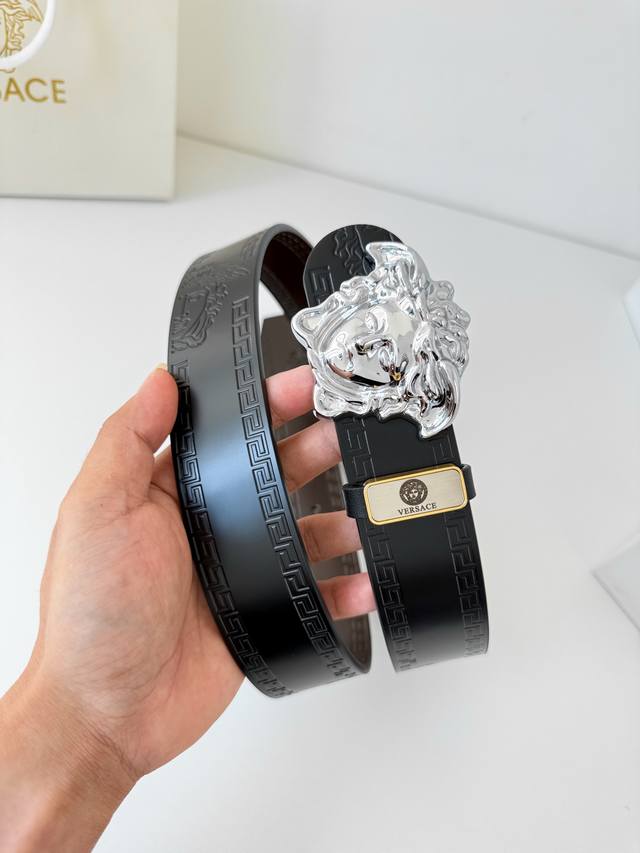 Product Name: Versace Original Belt/Leather Bag Model: Hook buckle, classic man- Product Name: Versace Original Belt/Leather Bag Model: Hook buckle, classic man-