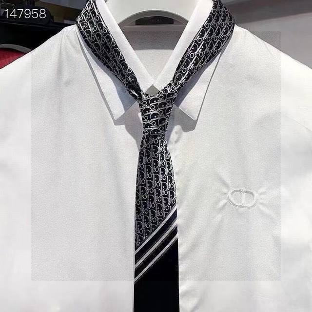 Dior家款新领带 Dior男士Cd提领花带 稀有展现精湛工手与时尚优雅理的想选择,这采款用Do家最经极典具标志性Logo提制花成的领带,以同色调法手演绎的更显 Dior家款新领带 Dior男士Cd提领花带 稀有展现精湛工手与时尚优雅理的想选择,这采款用Do家最经极典具标志性Logo提制花成的领带,以同色调法手演绎的更显