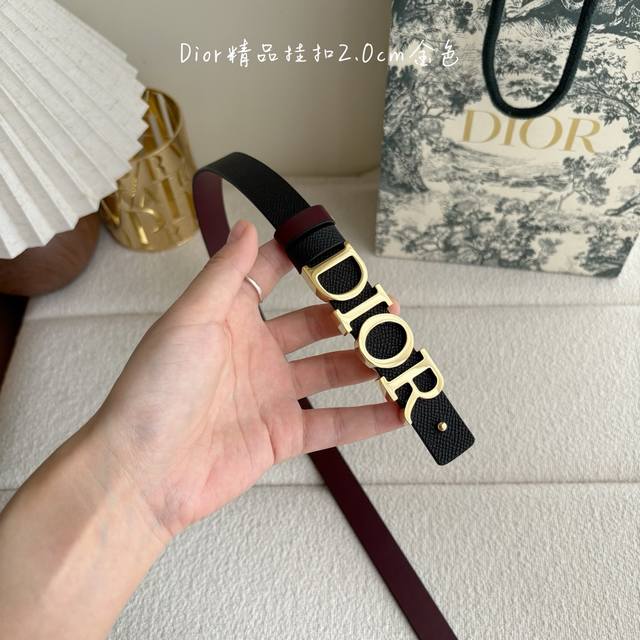This Dior belt features a reversible design with a detachable buckle. Crafted fr This Dior belt features a reversible design with a detachable buckle. Crafted fr
