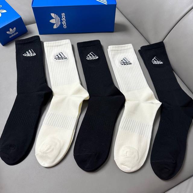 特 Adidas 阿迪达斯新品女款长筒袜子，火爆全网的三叶草万针刺绣Logo超级Nice设计惊艳绝伦超级好看Ins今年超火爆元素单品纯棉材质，非常柔软舒适 一盒