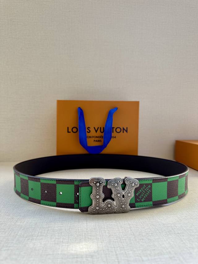 本款4.0宽 Lv Initiales 双面腰带出自 春夏男装秀场，为 Damier Pop 帆布浸染潮流新色，翻转可见光滑素雅牛皮革。Lv 字母搭扣与崭新 L