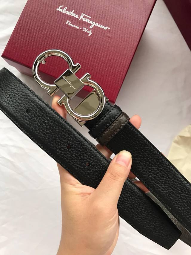 配送专柜全套礼盒包装。 Ferragamo 风格华贵典雅，实用性和款式并重，以精致手工设计和款式新颖誉满全球。