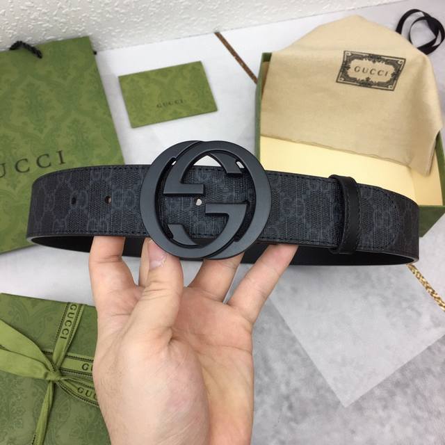 配全套包装礼盒 男款腰带皮带 Gucci Gg Supreme高级人造帆布，可分解材料，配以黑色皮革滚边，搭配双G带扣，4厘米宽，本款腰带适用低腰和高腰两种穿戴