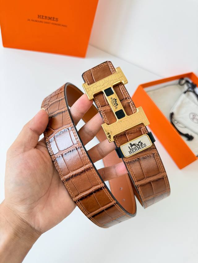 品名： 爱玛仕.Hermes腰带 皮带 原单 型号：挂扣，经典纯钢材质扣头，双面头层牛皮，图片实物拍摄 材料：双面头层牛皮，挂扣系列，纯钢材质扣头，镀钯电镀工艺