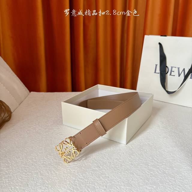 New Loewe smooth calfskin leather belt, adorned with a metal Loewe logo, 2.8cm w