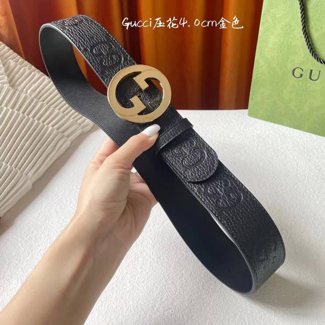 古奇 4Cm宽这款腰带以Gg皮革精心打造，以极繁主义焕新演绎品牌标识丶打造出集经典元素与现代精髓于一身的配饰。圆形互扣式双G腰带扣赋予这款配饰以独特魅力。