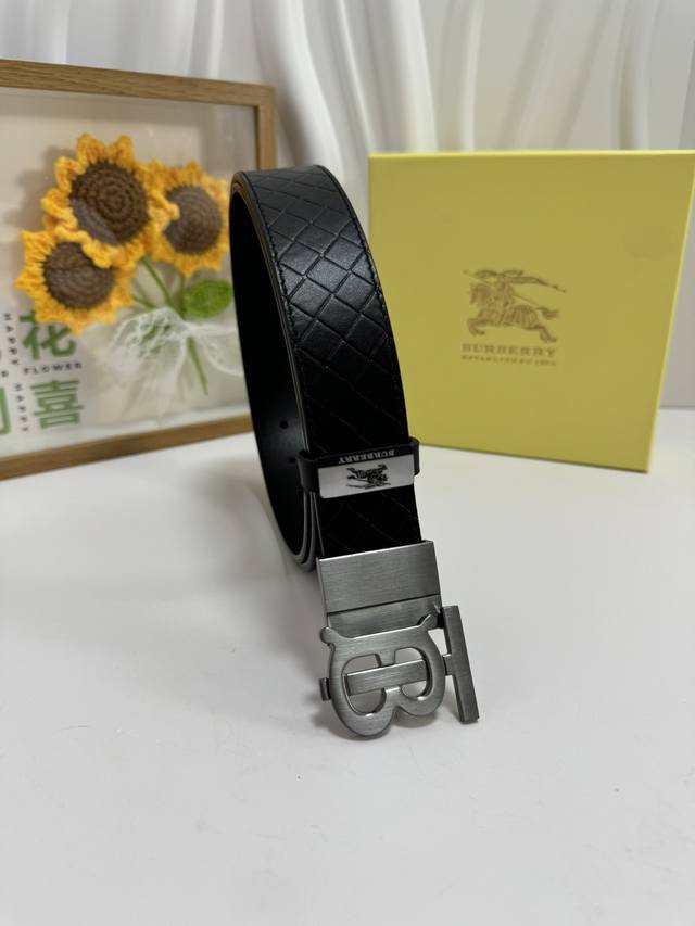 品名：巴宝莉 原单 材质：原单牛皮腰带 百分百头层牛皮腰带保证真皮，24K纯钢扣，专柜原单品质、做工精细，时尚大牌，送人自用首选 包装： 请认准如图专柜包装赠送