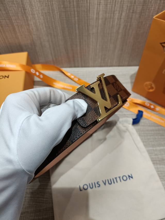 配全套包装礼盒 Virgil Abloh 以先锋美学理念解读 Lv Tag 腰带，以经典 Lv 搭扣俘获视觉焦点。Monogram 帆布和进口小牛砂皮分饰两面。