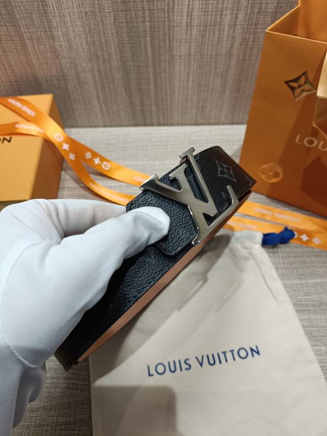 配全套包装礼盒 Virgil Abloh 以先锋美学理念解读 Lv Tag 腰带，以经典 Lv 搭扣俘获视觉焦点。Monogram 帆布和进口小牛砂皮分饰两面。