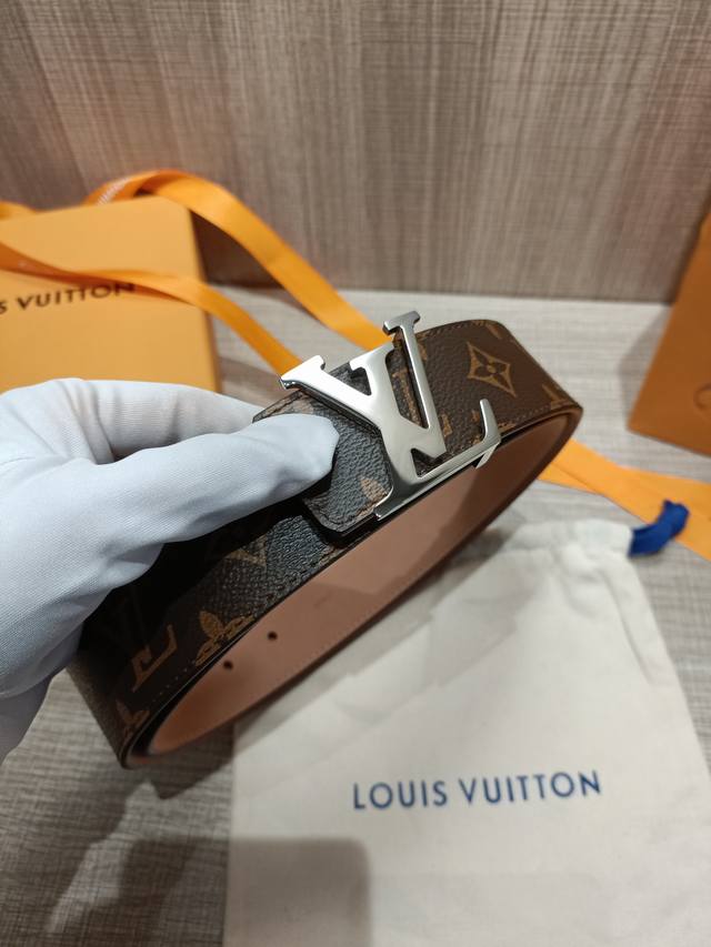 配全套包装礼盒 Virgil Abloh 以先锋美学理念解读 Lv Tag 腰带，以经典 Lv 搭扣俘获视觉焦点。Monogram 帆布和进口小牛砂皮分饰两面。