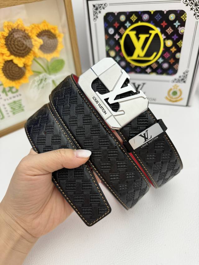 品名:Lv..路易..威登原单 材质:原单牛皮腰带 百分百头层牛皮腰带保证真皮,24K纯钢扣,专柜原单品质、做工精细,时尚大牌,送人自用首选 包装: 请认准如图 品名:Lv..路易..威登原单 材质:原单牛皮腰带 百分百头层牛皮腰带保证真皮,24K纯钢扣,专柜原单品质、做工精细,时尚大牌,送人自用首选 包装: 请认准如图