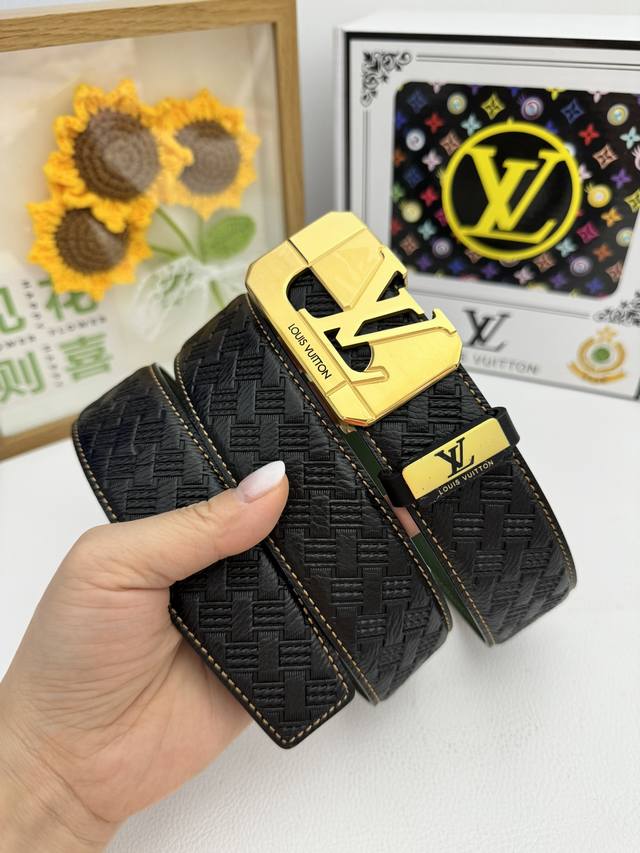 品名:Lv..路易..威登原单 材质:原单牛皮腰带 百分百头层牛皮腰带保证真皮,24K纯钢扣,专柜原单品质、做工精细,时尚大牌,送人自用首选 包装: 请认准如图 品名:Lv..路易..威登原单 材质:原单牛皮腰带 百分百头层牛皮腰带保证真皮,24K纯钢扣,专柜原单品质、做工精细,时尚大牌,送人自用首选 包装: 请认准如图