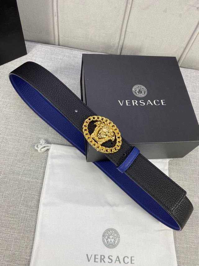 宽度:4.0Cm 范思哲 两面荔枝纹腰带饰有标志性的Versace美杜莎头像扣,彰显品牌格调。是一款精美的衣橱必备单品。 宽度:4.0Cm 范思哲 两面荔枝纹腰带饰有标志性的Versace美杜莎头像扣,彰显品牌格调。是一款精美的衣橱必备单品。