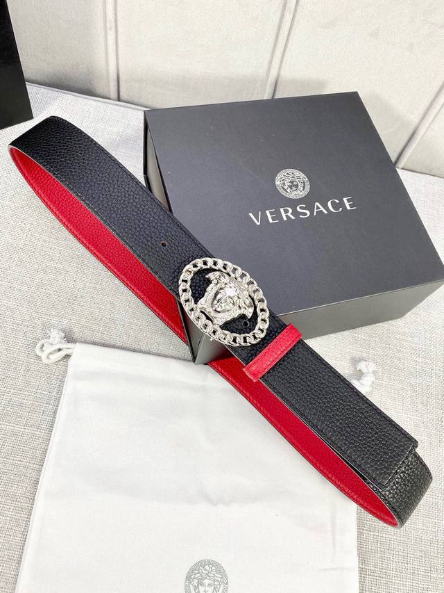 宽度:4.0Cm 范思哲 两面荔枝纹腰带饰有标志性的Versace美杜莎头像扣,彰显品牌格调。是一款精美的衣橱必备单品。 宽度:4.0Cm 范思哲 两面荔枝纹腰带饰有标志性的Versace美杜莎头像扣,彰显品牌格调。是一款精美的衣橱必备单品。