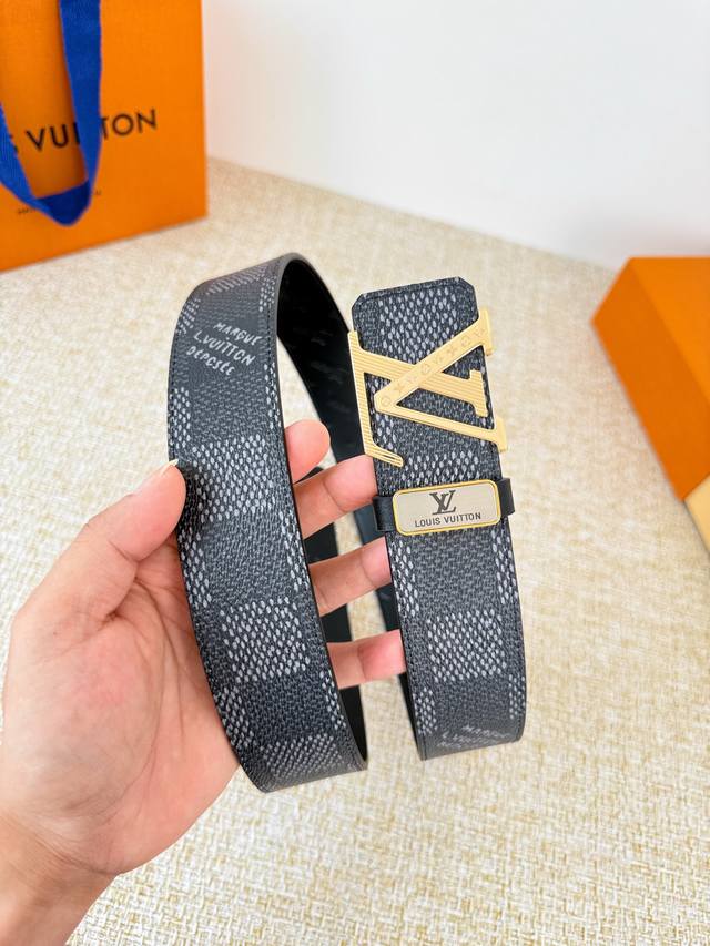 品名： Lv..路易..威登腰带皮带原单 型号：挂扣，经典纯钢材质挂扣，头层牛皮，图片实物拍摄 材料：头层牛皮，挂扣系列，纯钢材质扣头，镀钯电镀工艺永不掉色。原