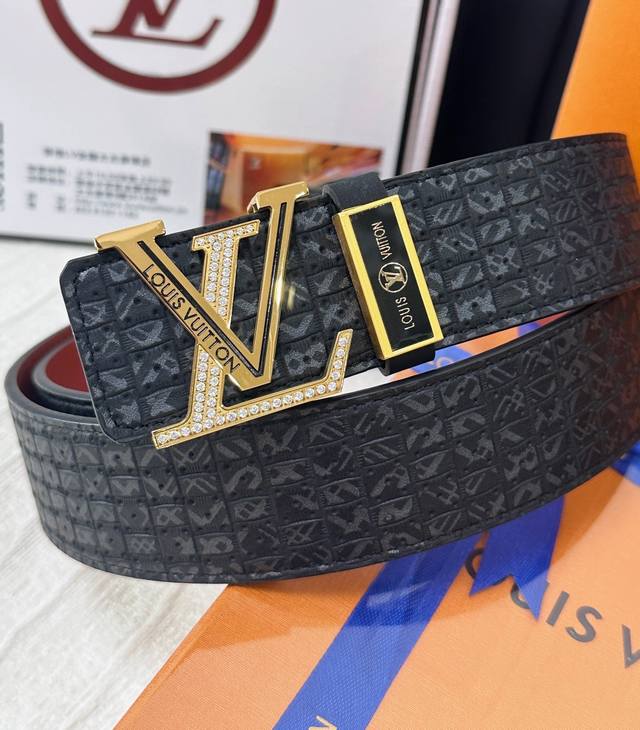 皮带：Lv.路易威登顶级复刻- 腰带：原单品质百分百进口原厂头层牛皮，保证真皮。内穿暗扣尾巴自动滑道系列，雕花镂空镶钻石设计24K纯钢扣材质，采用真空电镀工艺