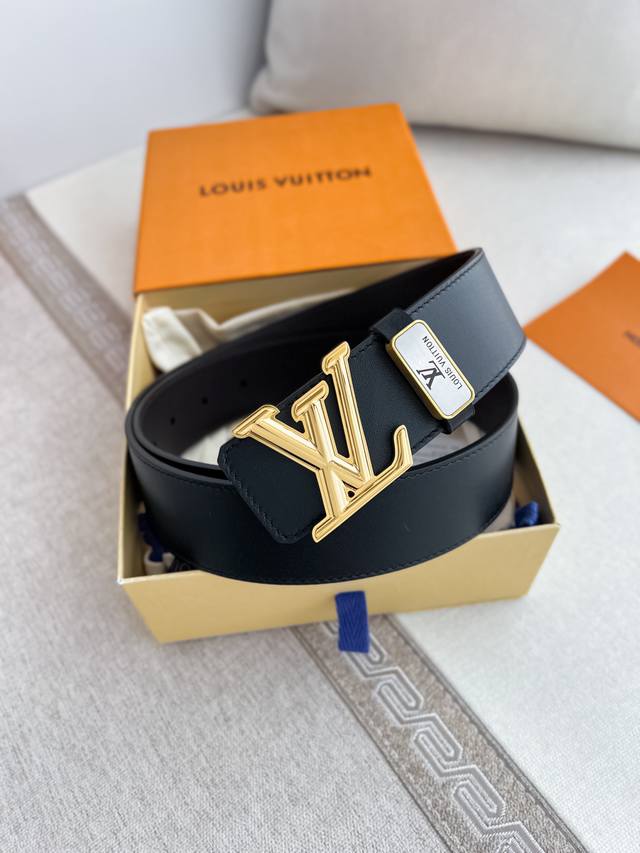 品名： Lv..路易..威登腰带皮带原单 型号：挂扣，经典纯钢材质挂扣，头层牛皮，图片实物拍摄 材料：头层牛皮，挂扣系列，纯钢材质扣头，钯镀电镀工艺永不掉色。原