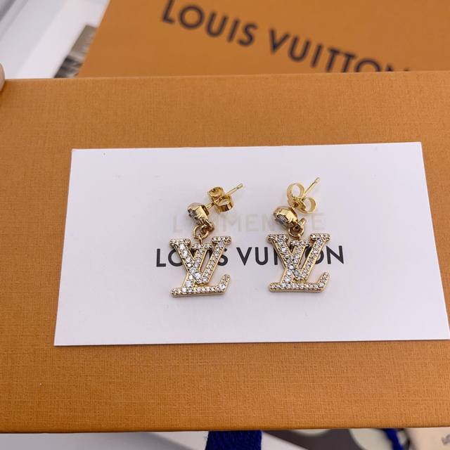 精工版本 路易威登方钻吊满钻Logolv耳钉，绝美一眼心动！墙裂推荐！一款简单又经典的Logo造型！必入单品！巨巨巨好看！超级重工！纯手工镶嵌！菱形钻是异形钻巨