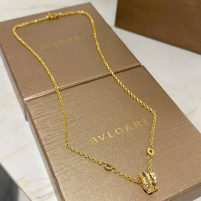 宝格丽项链V金材质 Bvlgari宝格丽 Divas‘ Dream 系列 品相完美，细节无敌，那种独特的色泽完全无可挑剔，再缀以经典指环外形设计，简约之余却又优