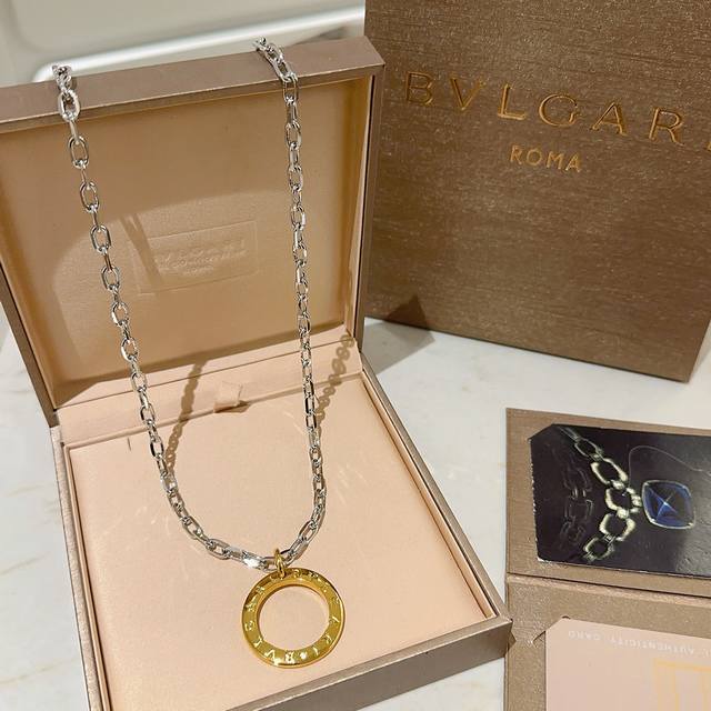 宝格丽项链V金材质 Bvlgari宝格丽 Divas‘ Dream 系列 品相完美，细节无敌，那种独特的色泽完全无可挑剔，再缀以经典指环外形设计，简约之余却又优