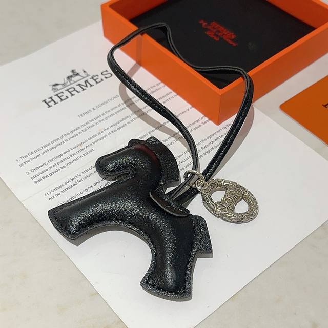 新款Hermes爱马仕钥匙扣钥匙扣加厚版 铂金版。高级精工版 众多网红同款 爱马仕挂饰钥匙扣太考验师傅的手艺了 要确保每个细节都到位不简单 高端定制 男女同款 新款Hermes爱马仕钥匙扣钥匙扣加厚版 铂金版。高级精工版 众多网红同款 爱马仕挂饰钥匙扣太考验师傅的手艺了 要确保每个细节都到位不简单 高端定制 男女同款