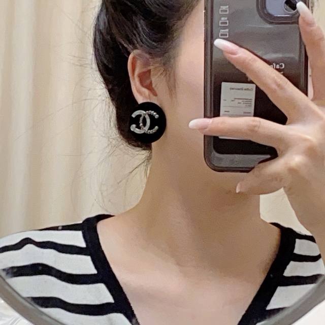 Chanel香奈Chanel字母双C秋冬款毛绒耳钉 美丽永远敌不过经典 黄金时期的香奈就是最经典．也是最有味道的 女人独立优雅魅力知性复古奢华不繁复 双C经典百