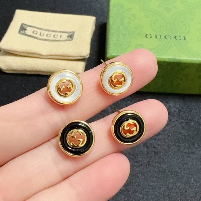 实拍古驰Gucci高端现货供应 古驰双G白贝母、黑玛瑙小耳钉耳环，高端品质，专柜同材质，真正黄铜，离子电镀，独家实拍图做工精致细腻，重工版本，超级仙女唯美的一款