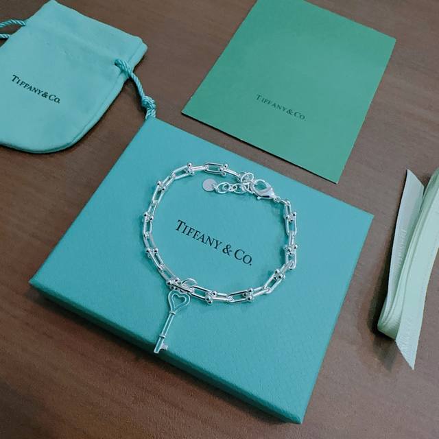 Tiffany & Co. Bracelet, exquisite silver version, celebrity style, vintage distr Tiffany & Co. Bracelet, exquisite silver version, celebrity style, vintage distr