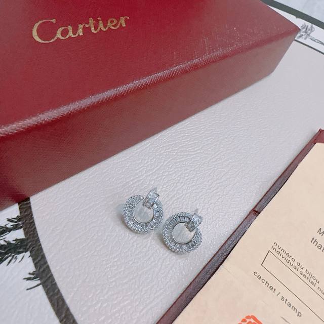 卡地亚耳环V金材质系列 品相完美，细节无敌，那种独特的色泽完全无可挑剔，再缀以经典指环外形设计，简约之余却又优雅夺目，V金纯手工的组合更显气色，上手雅致动人。男
