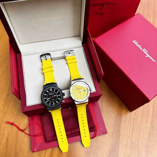 菲拉格慕F80 石英男表，经典So 风格，硬汉设计，上手效果绝逼惊艳到你！胶带10色可选。瑞士机芯，表径43Mm，防炫目蓝宝石镜面 反光见蓝色 ，316L不锈钢