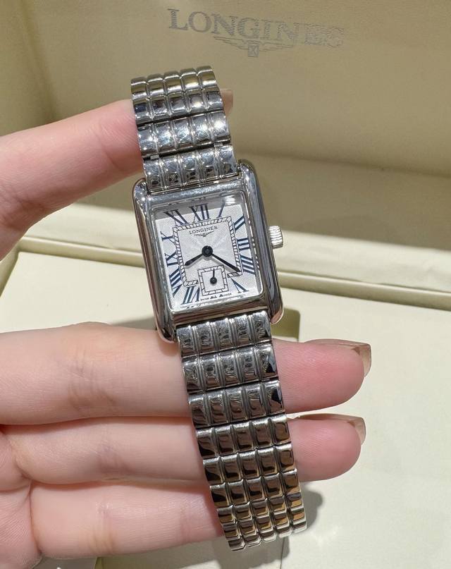 Longines浪琴迷你 黛绰维纳小方格 市场目前最高版到货啦小巧而精致的表壳 加厚蓝宝石镜面，纯粹柔和的线条这一定是你首饰手表柜中不可或缺的一枚Mini新宠