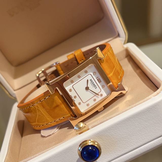 金 580 钻50Heure H腕表 新款大钻石 “羽毛”镶钻 26X26Mm 白色天然珍珠母贝表盘,瑞士石英机芯,可自由搭配手拆卸意大利牛皮或美洲鳄鱼皮,不锈 金 580 钻50Heure H腕表 新款大钻石 “羽毛”镶钻 26X26Mm 白色天然珍珠母贝表盘,瑞士石英机芯,可自由搭配手拆卸意大利牛皮或美洲鳄鱼皮,不锈