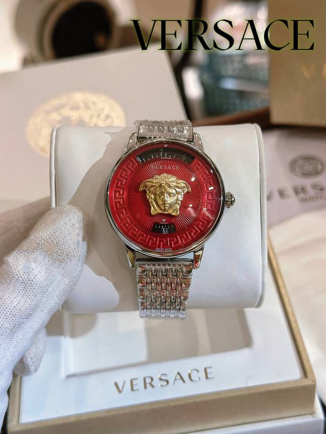 百钢 .金钢440 Versace 新款 范思哲 V-Tribute系列，3D立体的美杜莎头像摄人心魂，头像上方Verssce标识印记范思哲的品牌格调，简约盘面