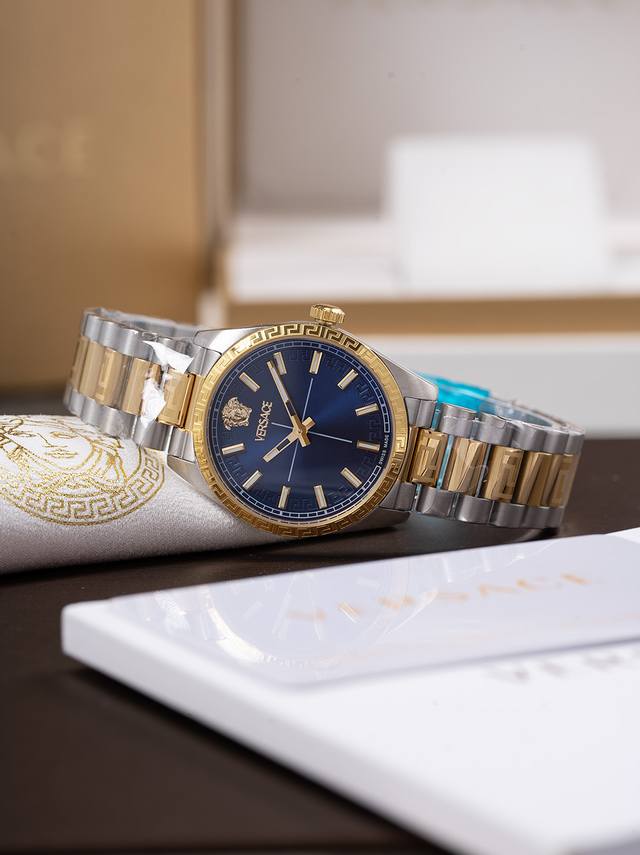 金 Versace Millenyium Lady腕表，表壳上 12 点位置饰有品牌标志性Medusa和Versace Logo，彰显力量与精致感。内表盘、表圈