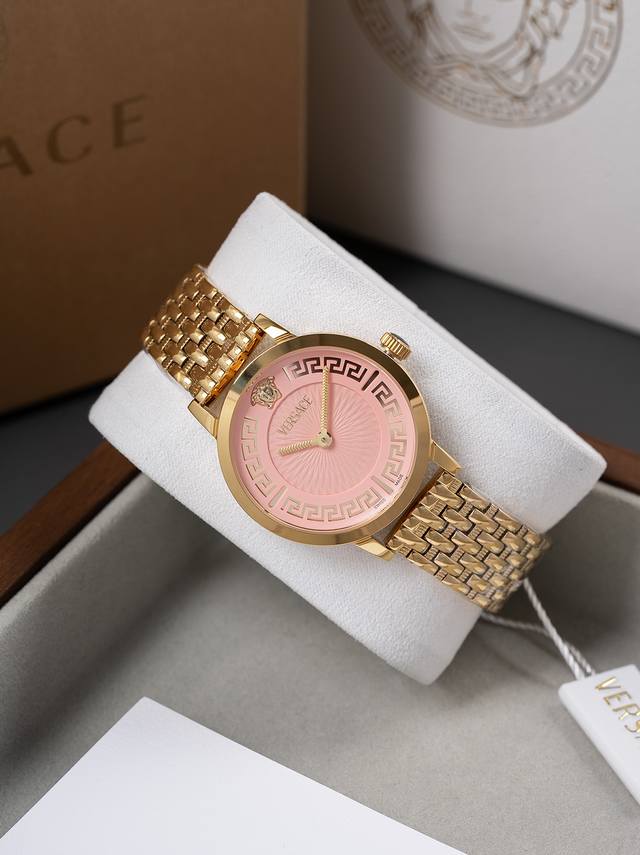 白 .金 新款 范思哲 Greca Fortuna系列，表径35Mm，璀璨金调，奢贵绽放，希腊回纹搭配放射纹表盘，金色元素加以点缀，范式设计革新时尚腕表定义，专