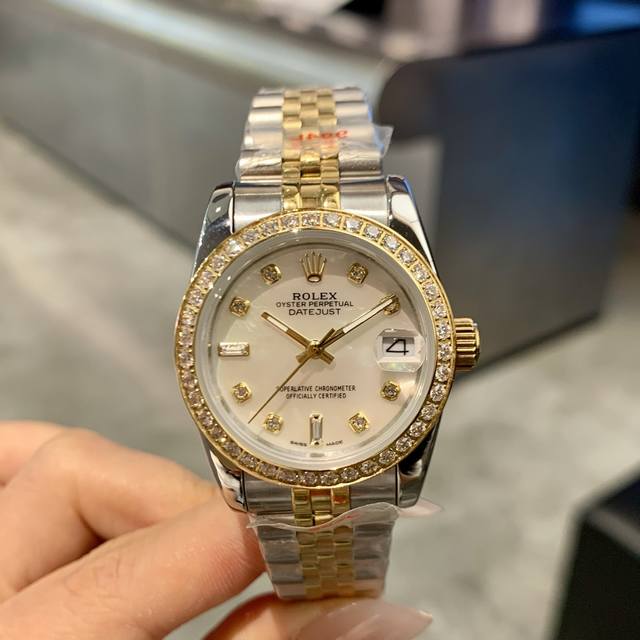 劳力士日志型31Mm腕表 三色盘面，钻光流转的腕间艺术 31Mm的精致尺寸，承载劳力士对优雅的极致诠释。8颗钻时标搭配2颗方钻表圈，让每一寸光影都成为奢华的注脚