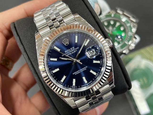 劳力士日志41Mm 搭载Cal.3235正一体机可逆调日历，高性能缓震装置，动能储备72小时+ 整表采用904L钢材打造，刻度填满进口夜光粉 冰宝蓝持久夜光 特
