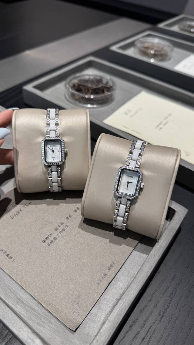 Chanel香奈儿陶瓷腕表，PremièRe Ceramic系列，中古方糖表壳搭配精钢和黑白色精密陶瓷！ 精妙的镶钻表壳间陶瓷表带工艺，进口日本石英机芯，陶瓷黑